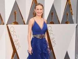 Tren dari Karpet Merah Oscar: Gaun dengan Belahan Rendah & Warna Musim Semi