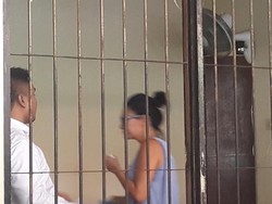 Sambil Menangis Yvone Sambangi Margriet di Dalam Sel