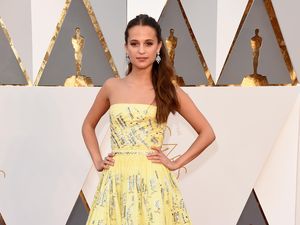 Bergaun Kuning, Alicia Vikander Tampil Bak Disney Princess Belle di Oscar