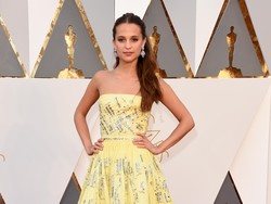 Bergaun Kuning, Alicia Vikander Tampil Bak Disney Princess Belle di Oscar