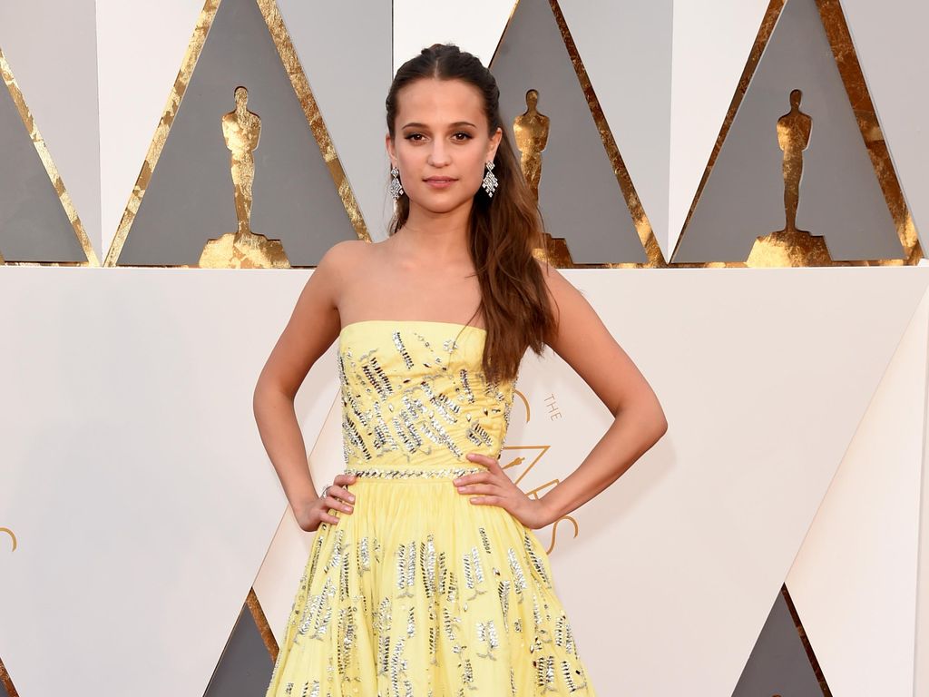 Bergaun Kuning, Alicia Vikander Tampil Bak Disney Princess Belle di Oscar Bergaun Kuning, Alicia Vikander Tampil Bak Disney Princess Belle di Oscar