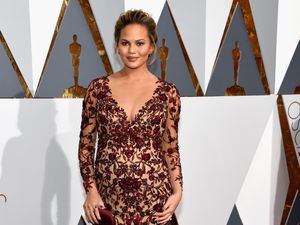 Hamil Besar, Chrissy Teigen Ngidam Junk Food