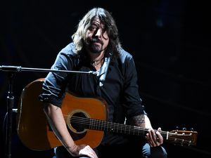 Tampil Sederhana, Dave Grohl Cover Lagu Paul McCartney di Panggung Oscar
