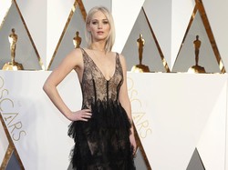 Super Seksi, Jennifer Lawrence Tampil Dalam Gaun Menerawang di Oscar
