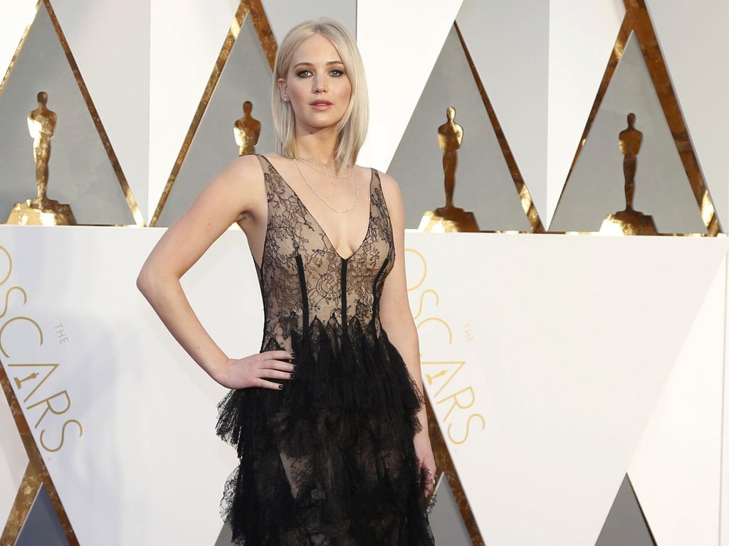 Super Seksi, Jennifer Lawrence Tampil Dalam Gaun Menerawang di Oscar