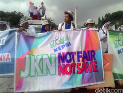 Ratusan Dokter Unjuk Rasa di Depan Istana