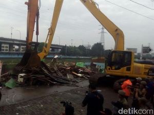 Kalijodo Zona Barat Sudah Dieksekusi, Warung Kopi Jadi Sasaran Pertama