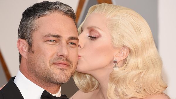 Dunia Serasa Milik Berdua! Lady Gaga Kecup Mesra Taylor Kinney di Oscar