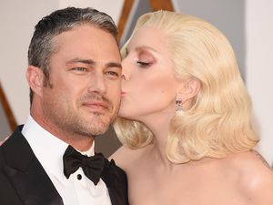 Dunia Serasa Milik Berdua! Lady Gaga Kecup Mesra Taylor Kinney di Oscar