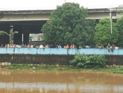 Banyak Masyarakat Saksikan Pembongkaran Kalijodo, Kamera HP Tak Lupa Diklik