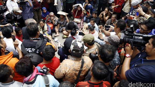 Warga Kalijodo Berkumpul untuk Doa Bersama