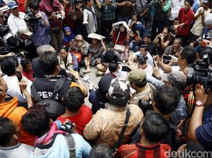 Warga Kalijodo Berkumpul untuk Doa Bersama