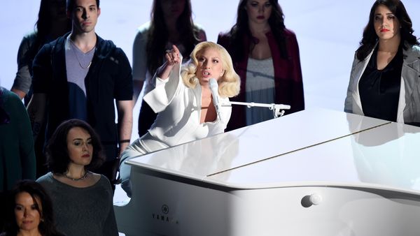 Lady Gaga Pukau Penonton di Oscar 2016