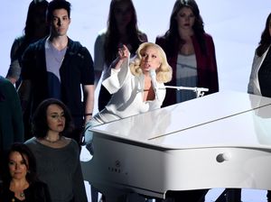 Lady Gaga Pukau Penonton di Oscar 2016
