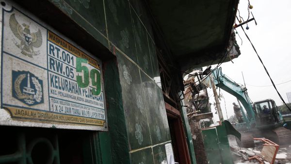 Alat Berat Ratakan Kalijodo