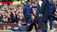 Van Gaal sepertinya merasa kalau protes verbal saja tak cukup, maka dia memperagakan apa yang baru saja dilihat. Di depan Mike Dean dia tiba-tiba saja menjatuhkan dirinya. Phil Noble/Reuters/detikFoto.