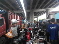 Penertiban Bedeng di Kolong Tol Pluit Aman, Warga Diminta Bongkar Sendiri