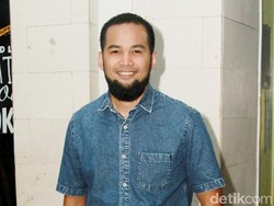 Tak Bisa ke Barbershop, Teuku Wisnu Cukur Sendiri Rambut Anaknya