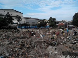 Daeng Aziz Tumbang, Pemulung Dulang Rupiah dari Kalijodo
