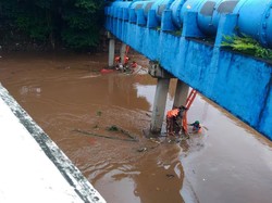 Melihat Pasukan Oranye Pagi ini, Nyebur Kali dan Angkut Sampah Dekat Stasiun Karet