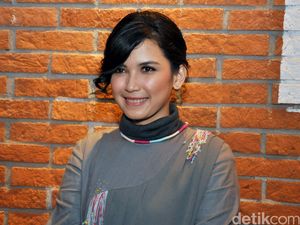 Dinda Kanya Dewi Ternyata Suka Naik KRL, Lho!