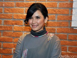 Dinda Kanya Dewi Ternyata Suka Naik KRL, Lho!