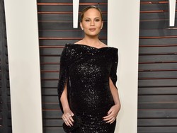 Menanti Kelahiran Bayinya, Chrissy Teigen Gugup Tak Bisa Ganti Popok Bayi