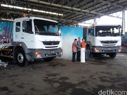 Tractor Head Terbaru Mitsubishi Tak Masalah Pakai Solarlite