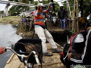 Perahu Eretan Belah Kanal Banjir Barat