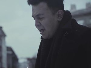 Tulus yang Sedih di Tengah Dinginnya Salju Praha