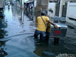 Banjir Masih Genangi 5 RW di Cengkareng Barat
