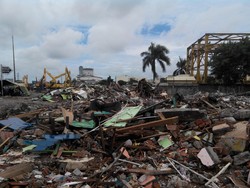 Pemulung Dilarang Masuk Kalijodo Tapi Masih Ada yang Nekat Pungut Puing