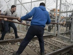 Migran Dobrak Pagar Macedonia di Perbatasan Yunani