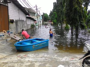 Sekoci dan Pasukan Oranye Diterjunkan ke Lokasi Banjir Cengkareng Barat