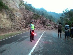 Dinas PU Datangkan Alat Berat untuk Evakuasi Material Longsor di Pacitan