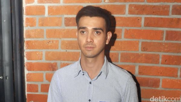 Gaya Cool Fachri Albar