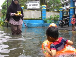 Aktivitas Warga Cengkareng Saat Banjir: Berenang Hingga Buka Warteg