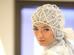 Foto: Intip Sesi Makeup Laura Muljadi Sebelum Fashion Show di Hollywood