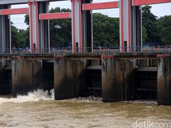 Cisadane Sempat Menyurut Buntut Pintu Air Jebol, Kini Mulai Berangsur Naik