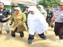 Mensos Serahkan Bantuan Dapur Umum dan Matras ke Korban Banjir Sampang