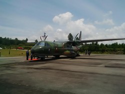 Naik Pesawat CN-295, Presiden Jokowi Tinjau Bandara Silangit