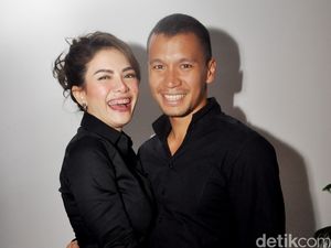 Hot Photo Highlight: Mesranya! Nikita Mirzani Peluk-peluk Samuel Rizal