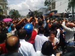 Iring-iringan Mobil Presiden Berhenti, Jokowi Turun Salami Warga Sumut