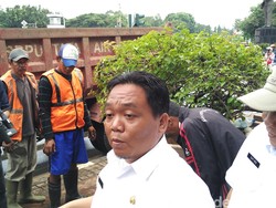 Selain Sampah Bungkus Kabel, Petugas Temukan Golok dan Gergaji