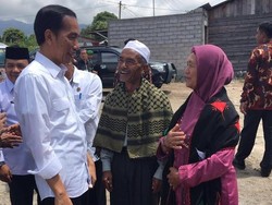 Suasana Haru Saat Jokowi Bertemu Bapak Angkatnya di Aceh