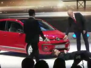 Sindir Skandal Emisi, Pria Ini Nekat Ganggu Presentasi VW