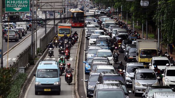 Nekat! Terobos Jalur Busway