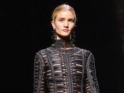 Rosie Huntington-Whiteley Hanya Mau Tampil di Catwalk Desainer Favoritnya