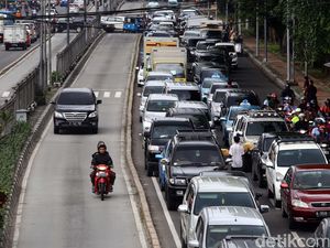 Penerobos Busway, Siap-siap Ditilang Slip Biru dengan Denda Rp 500 Ribu Penerobos Busway, Siap-siap Ditilang Slip Biru dengan Denda Rp 500 Ribu