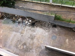 Bangkai Mobil Honda Jazz Diangkut, Petugas Bersihkan Puing Tembok yang Jebol